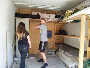 Jugend räumt den Container auf 2016